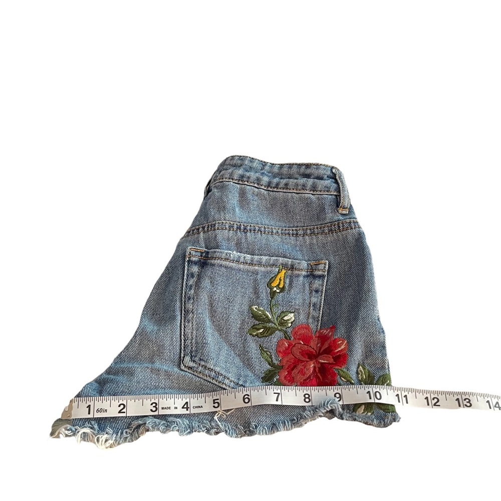 PacSun Denim Flower Embroidered Distressed Light Wash Shorts Size 23 - Picture 7 of 8